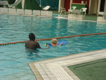 Lala apprend � nager avec Michel