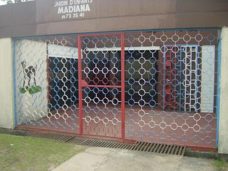 C'est mon �cole.........mais la cour est � l'int�rieur !