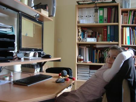 Marie travaille sur  Paint en bas