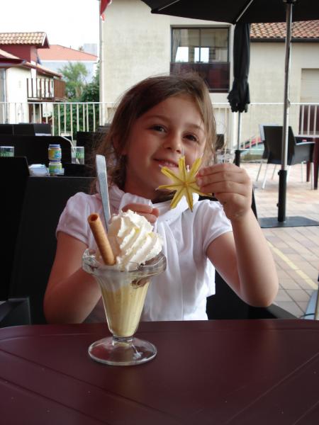 Manger une glace au bord de l'oc�an, ............